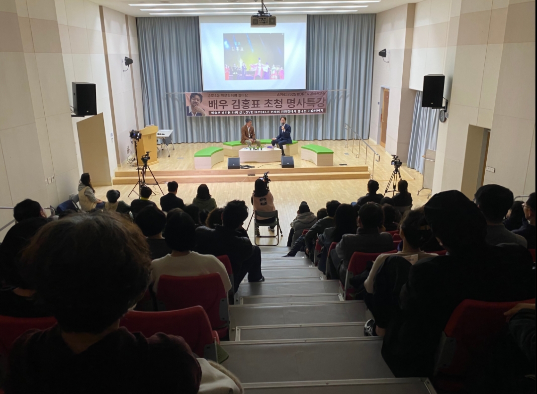 연수구 송도4동 주민자치회는 지난 13일 동 행정복지센터 대강당에서 인문학 명사 특강을 성황리에 마쳤다